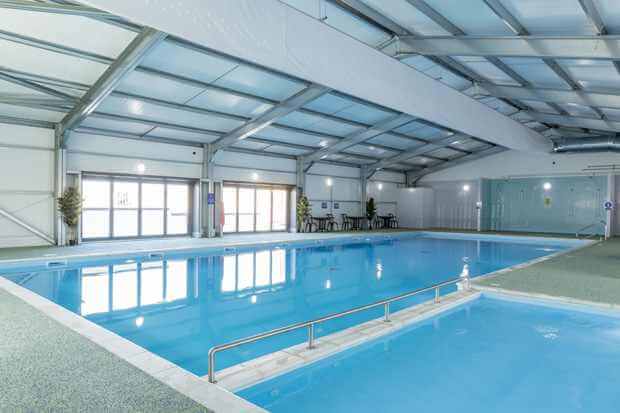 Pool/Beach Area